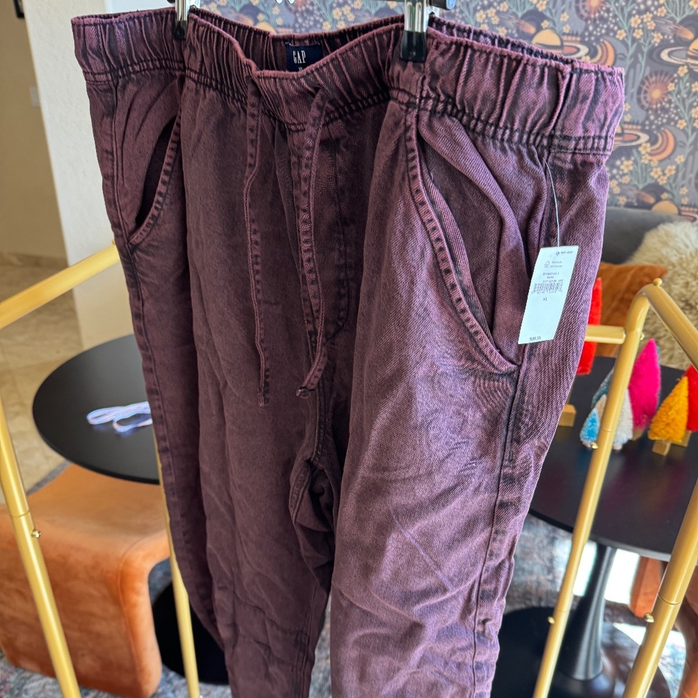 NWT Gap burgundy wash barrel jeans - Size XL